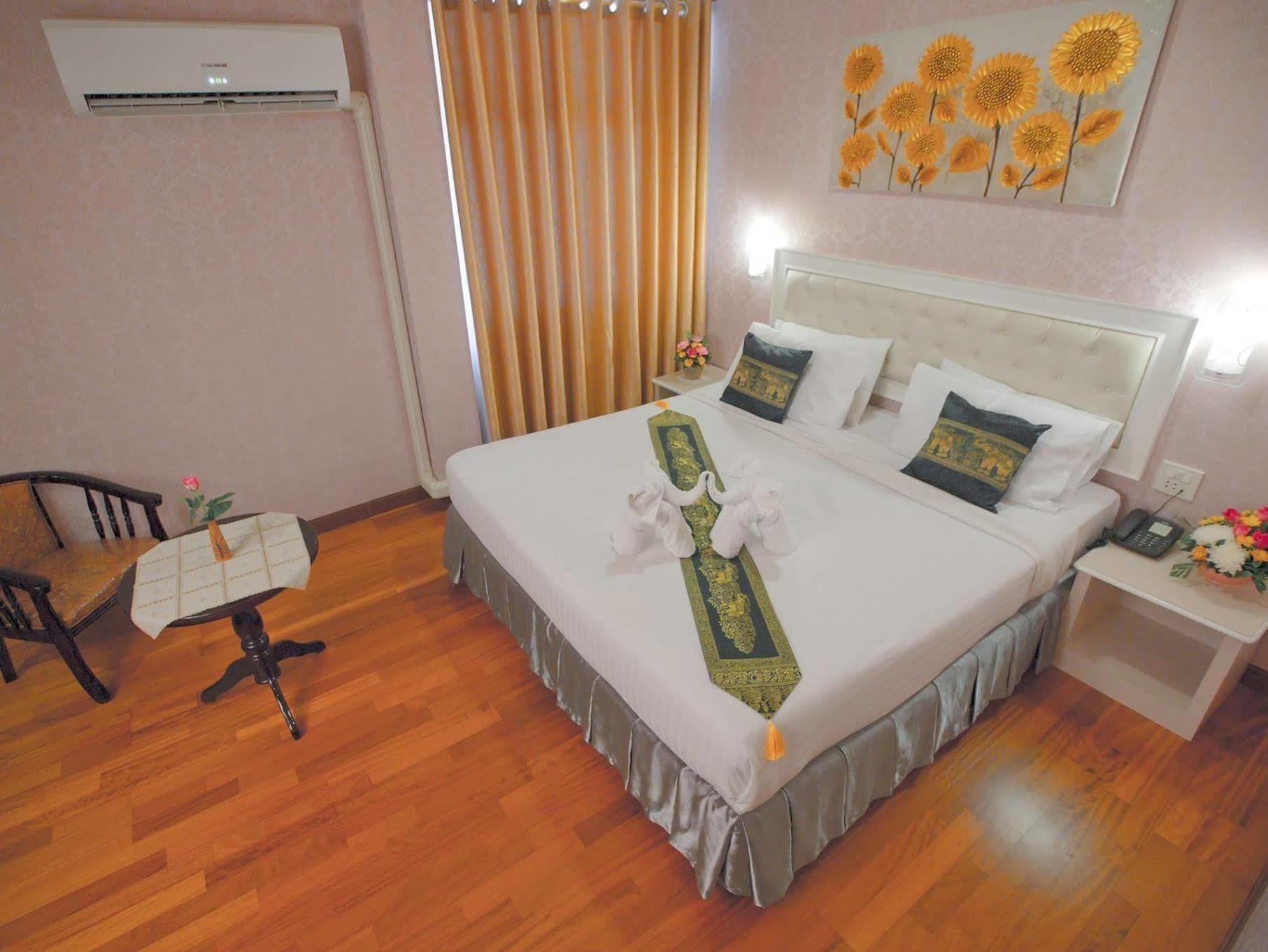 Korat Hotel Nakhon Ratchasima Bagian luar foto